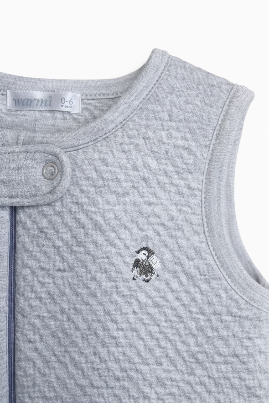 Warmi Saquito Acolchado Gris Bordado Pingüino